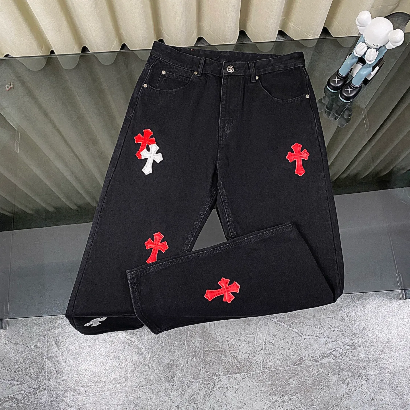 🅿️280 Chrome Heart Classic black with red laser cross patchwork leather jeans. The pants are made of top-notch heavy-duty washing technology, and every detail shows ingenuity. The calfskin is laser-cut to make a delicate cross, which is both a tactile and visual enjoyment. Paired with aged silver hardware, it is retro, high-end and full of texture. The straight-cut upper body turns into "chopstick legs" in an instant, easily modifying the shape of the legs. It can be controlled by any body shape and has a full sense of luxury.  This is a carefully crafted high-end version, the quality far exceeds that of street currency, and the details can stand the scrutiny of a magnifying glass. Although the price is close to the people, the quality is completely in line with the big brands, and it is easy to follow the trend.  Classic black, low-key and versatile. Pair it with simple T-shirts and personalized shirts to easily create a fashionable look. Whether you are going out daily or attending events, you can be the center of attention.  Color: black Size: S M L XL 28 30 32 34
